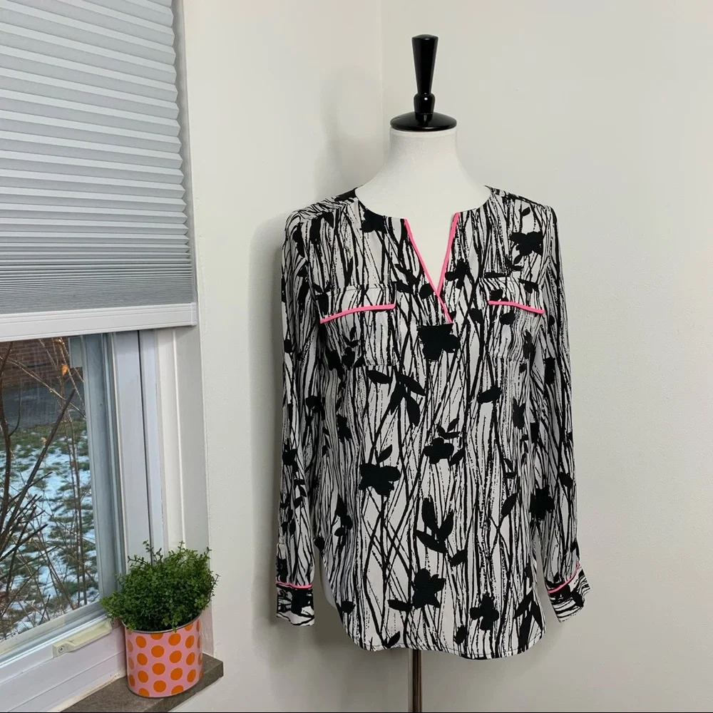 New York & Company | Black & White Floral Blouse with Pink Piping - Picture 2 of 8